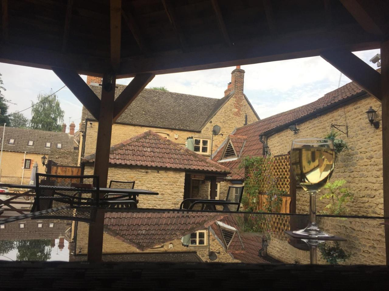 The Radnor Arms Hotel Malmesbury Exterior foto