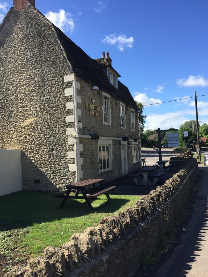 The Radnor Arms Hotel Malmesbury Exterior foto